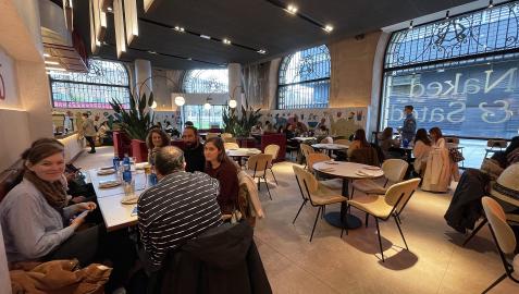 Resaturante Varias personas comen en el interior de un restaurante en Bilbao