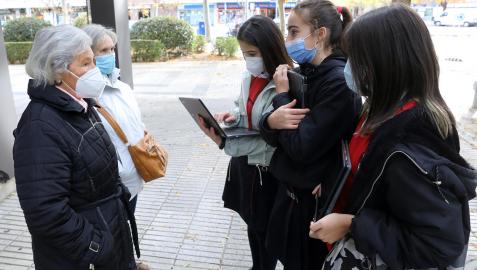 Alumnos de 1º de la ESO del colegio Santísimo Sacramento entrevistan a abuelos sobre sus costumbres navideñas Alumnos de 1º de la ESO del colegio Santísimo Sacramento entrevistan a abuelos sobre sus costumbres navideñas