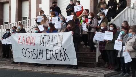 ‘Zaindu ditzagun Osasun Etxeak’ (Cuidemos el Centro de Salud), rezaba la pancarta de la concentración del viernes pasado en Elizondo ‘Zaindu ditzagun Osasun Etxeak’ (Cuidemos el Centro de Salud), rezaba la pancarta de la concentración del viernes pasado en Elizondo