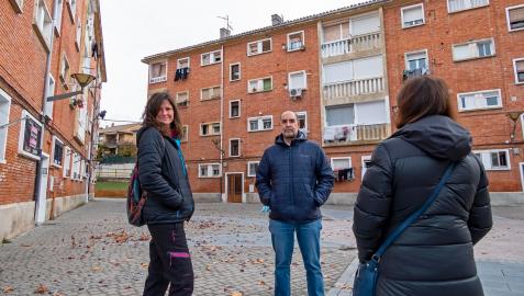 Mario Díaz Pérez conversa con Aurora Marhuenda Pérez y Kontxi Saenz Lamo en la plaza San José, donde residen Mario Díaz Pérez conversa con Aurora Marhuenda Pérez y Kontxi Saenz Lamo en la plaza San José, donde residen