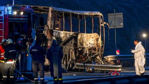 bulgaria Bomberos y policías inspeccionan los restos del autobús que ha ardido en Bulgaria matando a 45 peronas, 12 de ellos niños