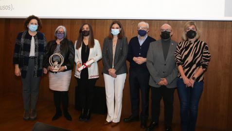 La consejera Maeztu entrega al premio a Mari Luz Sanz, en representación de Eunate, junto al consejero Cigudosa, Miguel Echarri, y representantes del resto de entidades reconocidas. La consejera Maeztu entrega al premio a Mari Luz Sanz, en representación de Eunate, junto al consejero Cigudosa, Miguel Echarri, y representantes del resto de entidades reconocidas