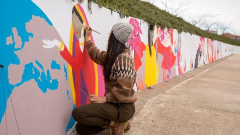 La senda de las pioneras Trabajos en el mural de Lezkairu