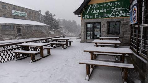 Navacerrada Un bar-restaurante afectado por el temporal de nieve en el Puerto de Navacerrada