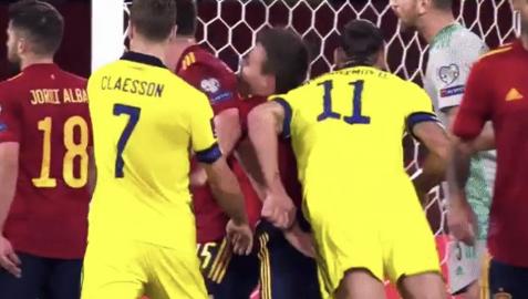 IbraAzpi Momento de la agresión de Ibrahimovic y Azpilicueta en el España-Suecia
