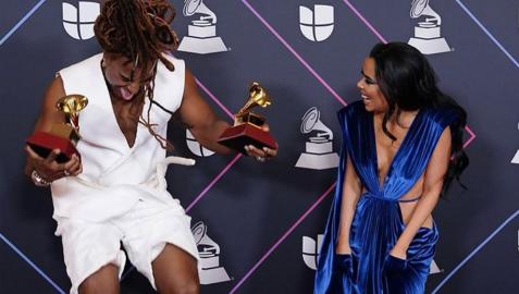 Yotuel Romero junto a Beatriz Luengo y portando los dos premios Grammy por la canción 'Patria y vida' Yotuel Romero junto a Beatriz Luengo y portando los dos premios Grammy por la canción 'Patria y vida'