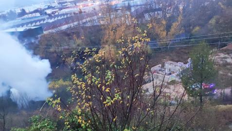 FuegoBarañain Humo en la zona del fuego con un camión de Bomberos en el lugar