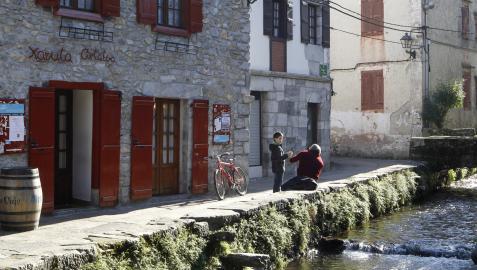 Detalle del río Onín, en el centro urbano de Lesaka Detalle del río Onín, en el centro urbano de Lesaka