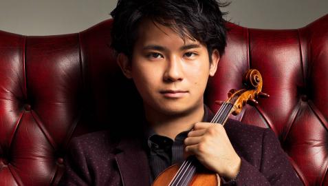Fumiaki Miura, posando con su violín Fumiaki Miura, posando con su violín