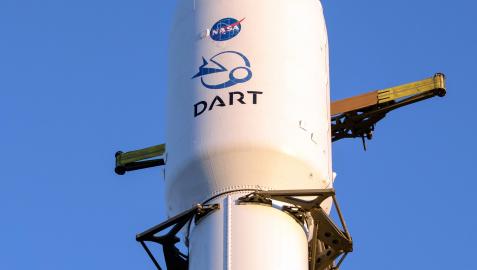 Fotografía cedida por la NASA donde se muestra el cohete de SpaceX, Falcon 9, que lleva la nave de Prueba de Redireccionamiento del Asteroide Doble (DART Fotografía cedida por la NASA donde se muestra el cohete de SpaceX, Falcon 9, que lleva la nave de Prueba de Redireccionamiento del Asteroide Doble (DART