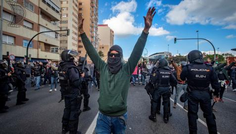 Huelga del metal en Cádiz Continúa la tensión entre policías y manifestantes