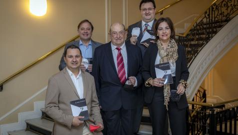 Oído musical De izquierda a derecha, Manuel Mozota Núñez, Fernando Sesma (músico, médico y autor del epílogo del libro), José Ramón Mozota Ortiz, José Ramón Mozota Núñez y Marisa Mozota Núñez. Se retiraron las mascarillas para tomar la fotografía.