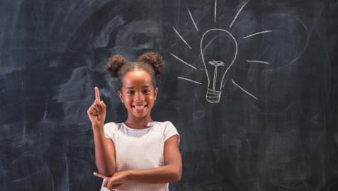 pizarra niña alumna alumnos colegio Una niña, frente a una pizarra en un aula