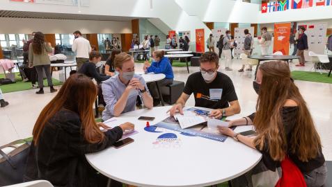 Durante el curso 2020-21 la Universidad de Navarra gestionó 4.110 prácticas y se registraron 900 ofertas de trabajo. Durante el curso 2020-21 la Universidad de Navarra gestionó 4.110 prácticas y se registraron 900 ofertas de trabajo.
