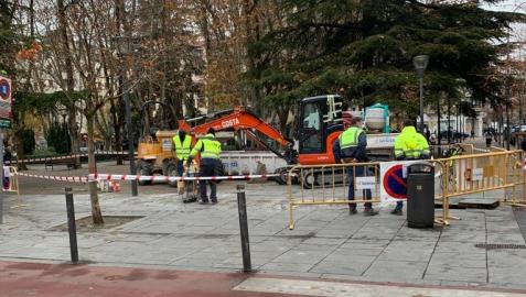 Obras plaza de la Cruz Zona en la que serán colocadas las nuevas bases del servicio de alquiler de bicicleta eléctrica
