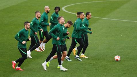 BetisFerencvaros Los jugadores del Ferencvçáros se ejercitan sobre el césped del Benito Villamarín