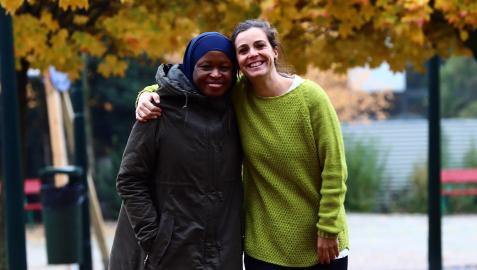 Aichata Diarra y Esther Casals Flores, ayer, en el parque Tomás Caballero de Pamplona Aichata Diarra y Esther Casals Flores, ayer, en el parque Tomás Caballero de Pamplona