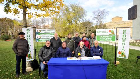 Representantes de Berdesia, municipales y de las agrupaciones musicales en el parque del Conde Representantes de Berdesia, municipales y de las agrupaciones musicales en el parque del Conde