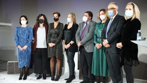AMEDNA2021 Las galardonadas posan con las autoridades tras el acto de entrega de los premios