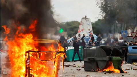 EditPlus 2.lnk Un cámara de televisión graba entre contenedores ardiendo durante las protestas en Puerto Real