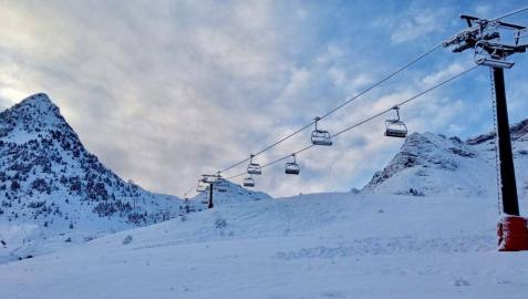 La nieve ya cubre las pistas de Formigal, en el Pirineo oscense. En la foto, una vista de la zona este miércoles La nieve ya cubre las pistas de Formigal, en el Pirineo oscense. En la foto, una vista de la zona este miércoles