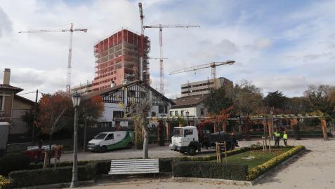 Salesianos Vista del primero de los edificios del solar de Salesianos que ha llegado a los 14 pisos de altura