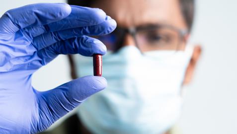 medicamento Una persona sostiene una píldora