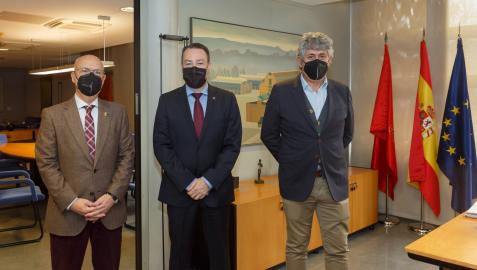 Cátedra UPNA Nilsa El consejero de Cohesión Territorial, Bernardo Ciriza; el rector de la Universidad Pública de Navarra, Ramón Gonzalo; y el gerente de la empresa pública NILSA, Fernando Mendoza