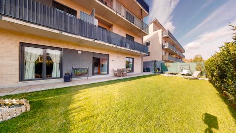 Se vende bajo con gran jardín en Puente la Reina Se vende bajo con gran jardín en Puente la Reina