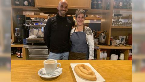 rochapea Jose y Susana, en la barra del Toscana junto a la especialidad de la casa, los churros