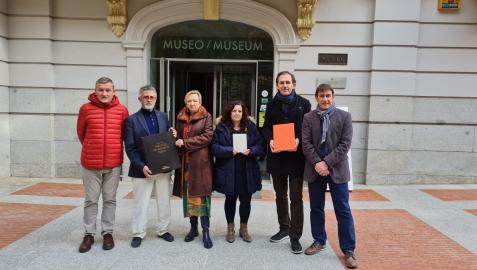 Lazaro Galdiano 2021 De izquierda a derecha: el técnico de la Sección de Publicaciones, Matías Múgica; el director de la Biblioteca del Museo Lázaro Galdiano, Juan Antonio Yeves; la directora de la Fundación, Begoña Torres; la alcaldesa de Beire, Ainara González; el diseñador Guillermo Nagore; y el director general de Comunicación y Relaciones Institucionales, Pablo Roncal, con las obras premiadas.