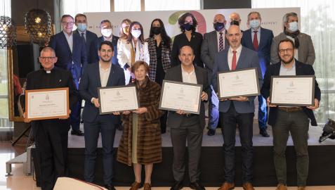 dn alimenta En primera fila,de izquierda a derecha, Javier Uros (Monasterio de la Oliva), Francisco Martínez y Antonia Sainz (Viuda de Cayo), Joseba Marticorena (Martiko), Tomás Antoñana (Bodegas Inurrieta) y Michael Ramette (Goshua). Tras ellos, autoridades y patrocinadores