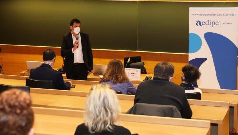 AEDIPE Álex Uriarte se dirige a los asistentes durante la asamblea celebrada el miércoles en el Museo Universidad de Navarra
