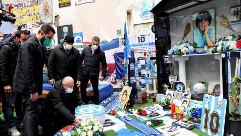 MaradonaNapoles Aurelio De Laurentiis y su hijo, Aurelio De Laurentiis, depositan flores en un rincón de homenaje a Diego Armando Maradona en Nápoles