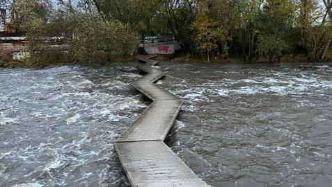 Cerradas las pasarelas peatonales que atraviesan el río Arga Cerradas las pasarelas peatonales que atraviesan el río Arga