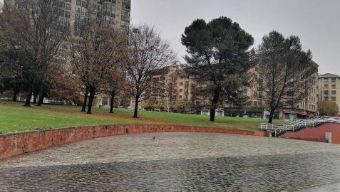 Imagen de la mitad de la plaza desnuda de bancos Imagen de la mitad de la plaza desnuda de bancos