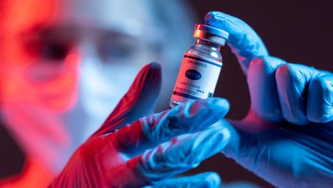 vacuna covid Una investigadora sostiene un vial de vacuna contra la covid