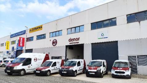 Vehículos de Denor en sus instalaciones en Huarte. Vehículos de Denor en sus instalaciones en Huarte.