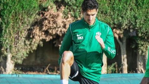 PereMilla El delantero del Elche, Pere Milla, se ejercita en las instalaciones del campo Díez Iborra este viernes