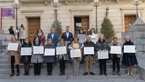 LOS PROFESORES HOMENAJEADOS En la primera fila de las escaleras de la plaza Vieja situadas frente al Ayuntamiento, los profesores que fueron homenajeados ayer tras su jubilación en el campo de la docencia Josefina Bailo Jiménez, Ana Josefa Saso Arévalo, M LOS PROFESORES HOMENAJEADOS En la primera fila de las escaleras de la plaza Vieja situadas frente al Ayuntamiento, los profesores que fueron homenajeados ayer tras su jubilación en el campo de la docencia Josefina Bailo Jiménez, Ana Josefa Saso Arévalo, Mª Ángeles Francés Gil, Mª Pilar Tabuenca Peña, Mª Isabel Goicoechea Lacarra, Ana Martínez Álvarez, Francisco Gil Hernández, Rosa Vega Madurga Colina, Marisol Álava Casado, y Mª Asunción Buñuel Pérez. Detrás, los concejales Inés Munuera Amador, Pedro González Felipe, Alejandro Toquero Gil (alcalde de la ciudad) , Merche Añón Montón e Irene Royo Ortín
