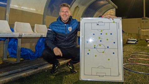 Txiki Akaz, técnico del Izarra, en el estadio de Merkatondoa. Esta tarde vivirá allí su primer encuentro Txiki Akaz, técnico del Izarra, en el estadio de Merkatondoa. Esta tarde vivirá allí su primer encuentro