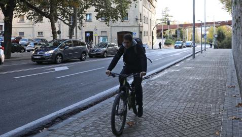 Un ciclista asciende por la acera desde la cuesta de Labrit de Pamplona Un ciclista asciende por la acera desde la cuesta de Labrit de Pamplona