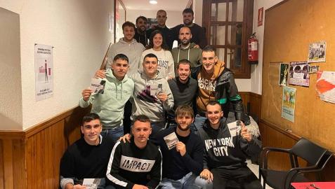 Los integrantes de Ilunberriko Txaranga, ayer mostrando los discos Los integrantes de Ilunberriko Txaranga, ayer mostrando los discos