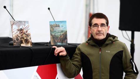 El historiador y archivero Peio Monteano, ayer, con sus dos últimas obras El historiador y archivero Peio Monteano, ayer, con sus dos últimas obras