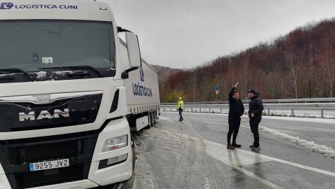 Un camión quedó cruzado en el acceso al área de servicio de Pagozelai, ayer a mediodía. Operarios de quitanieves y de conservación de la carretera le ayudaron a enderezar su ruta Un camión quedó cruzado en el acceso al área de servicio de Pagozelai, ayer a mediodía. Operarios de quitanieves y de conservación de la carretera le ayudaron a enderezar su ruta