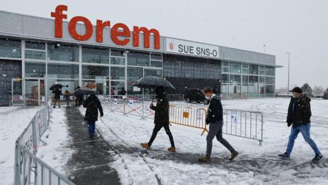 Trabajos para quitar la nieve en Forem, donde se administran vacunas y se realizan pruebas del coronavirus Trabajos para quitar la nieve en Forem, donde se administran vacunas y se realizan pruebas del coronavirus