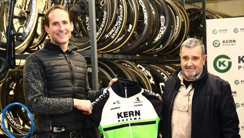 Juanjo Oroz y Manolo Azcona, con un maillot del Kern Pharma en la bajera de Orkoien. Juanjo Oroz y Manolo Azcona, con un maillot del Kern Pharma en la bajera de Orkoien.