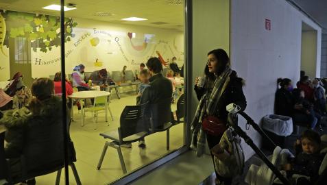 Café en mano, Stela Tsiolakki aguarda al turno que le corresponde a su hijo, mientras contempla una sala de espera saturada Café en mano, Stela Tsiolakki aguarda al turno que le corresponde a su hijo, mientras contempla una sala de espera saturada