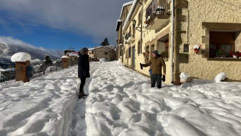 Dos vecinos conversan, ayer, en la carretera de acceso a Petilla de Aragón cubierta por varios cm de nieve Dos vecinos conversan, ayer, en la carretera de acceso a Petilla de Aragón cubierta por varios cm de nieve