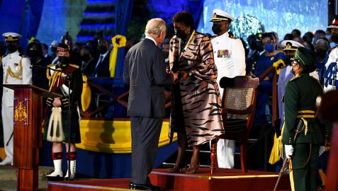 CarlosBarbados El Príncipe Carlos salida a la presidenta de Barbados, Sandra Mason, al inicio de la ceremonia